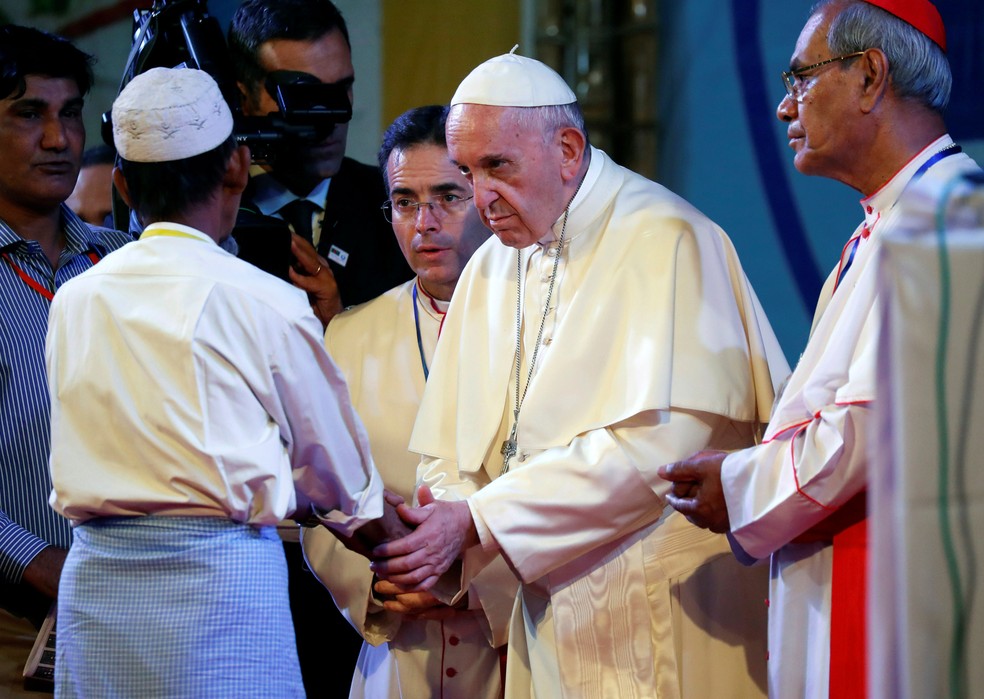 Papa Francisco encontra refugiado rohingya em Daca, em Bangladesh, nesta sexta-feira (1º)  (Foto: Damir Sagolj/ Reuters)