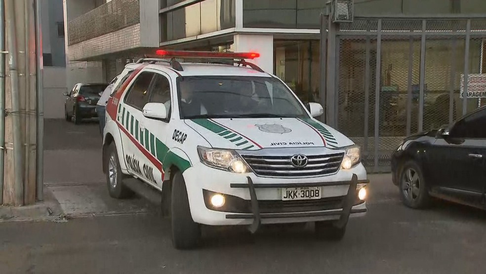 Carro da polícia deixa Coordenação de Combate ao Crime Organizado (Foto: Reprodução/TV Globo)