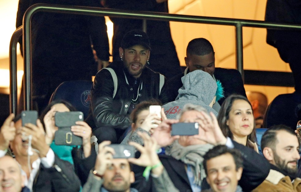 Neymar no camarote do Parque dos Príncipes durante a derrota do PSG para o Manchester United — Foto: EFE/YOAN VALAT