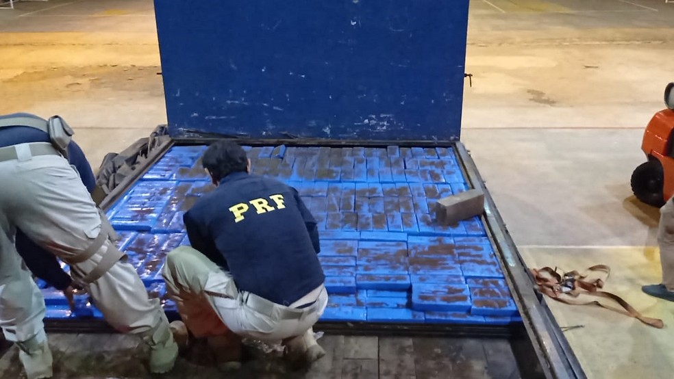 Polícia encontrou 1.345 tabletes de maconha no caminhão, na Rodovia Assis Chateaubriand, em Penápolis (SP) — Foto: Polícia Rodoviária Federal/Divulgação