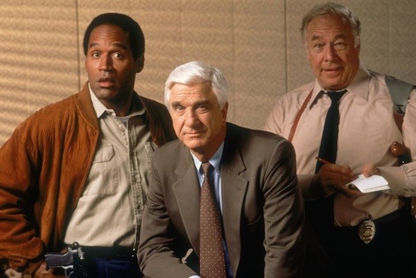 O.J. Simpson com o elenco de Corra que a Polícia Vem Aí! (1988) (Foto: Reprodução)