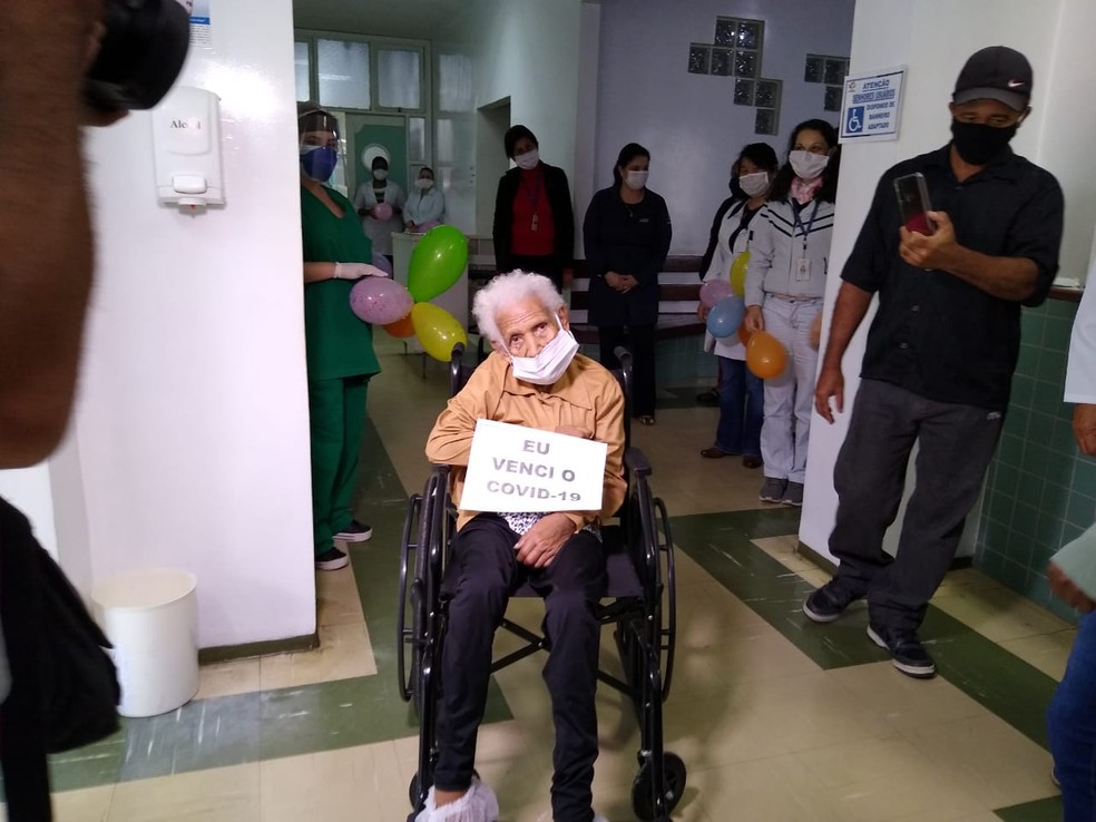 Idosa surpreendeu a todos ao superar Covid-19 com 102 anos &mdash; Foto: Dione Aguiar/G1