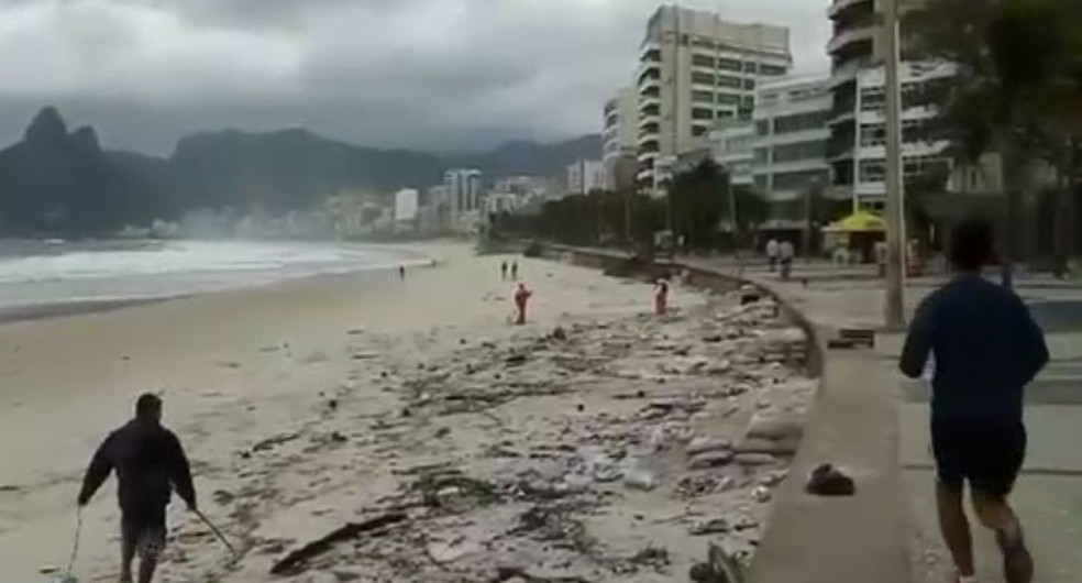 Praia do Arpoador amanheceu coberta por lixo nesta quarta-feira (11) (Foto: Ivan Lemos/ReproduÃ§Ã£o)