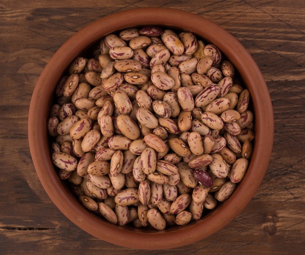 A plate of beans on wooden table background (Foto: Getty Images/iStockphoto)