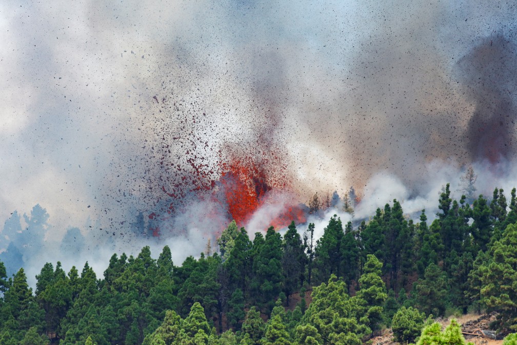 Lava e fumaça sobem após a erupção de um vulcão na Espanha— Foto: REUTERS/Borja Suarez