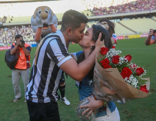 Amor Em Campo Casal Rival Noiva Durante Intervalo Do Primeiro Classico Rei De 2019 Futebol Ge