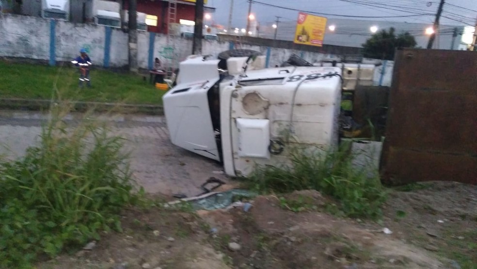 Caminhão tombou no Km 81 da BR-101, em Jaboatão dos Guararapes (Foto: Polícia Rodoviária Federal/Divulgação)