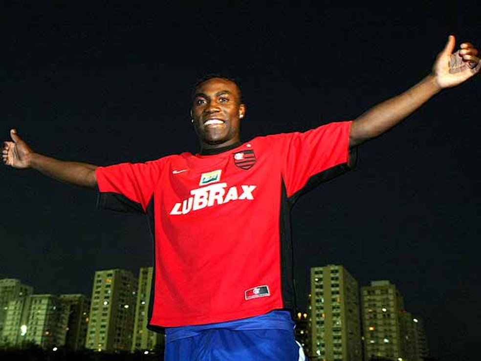 Guerrón ganhou e vestiu a camisa do Flamengo antes da final em 2008 — Foto: GloboEsporte.com