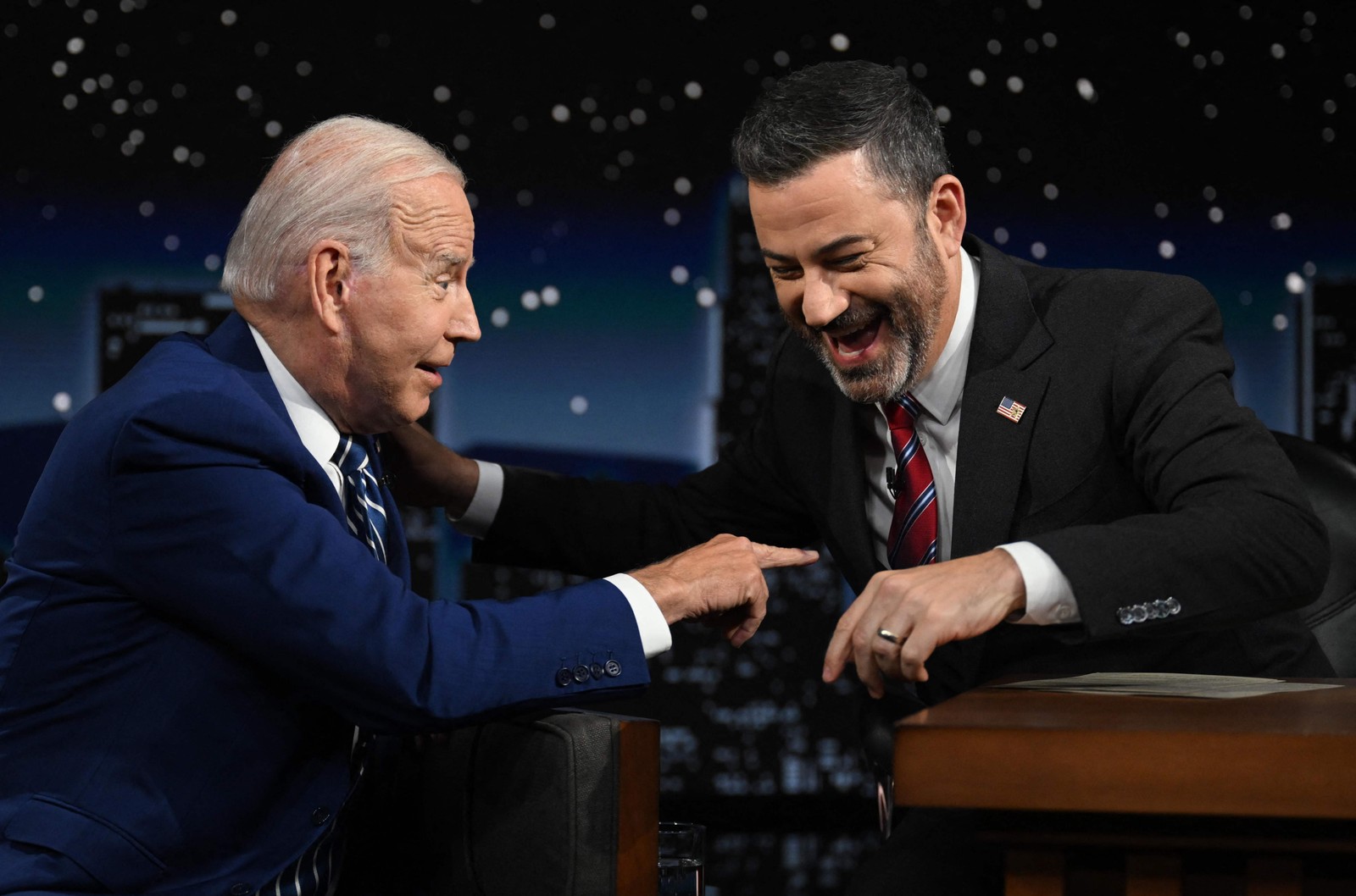 Presidente dos EUA, Joe Biden, participa do talk show "Jimmy Kimmel Live!" durante sua visita a Los Angeles para participar da Cúpula das Américas, em Hollywood — Foto: JIM WATSON / AFP