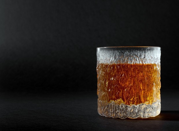 O neat é um tipo de coquetel servido em copo baixo e sem gelo (Foto: GettyImages)
