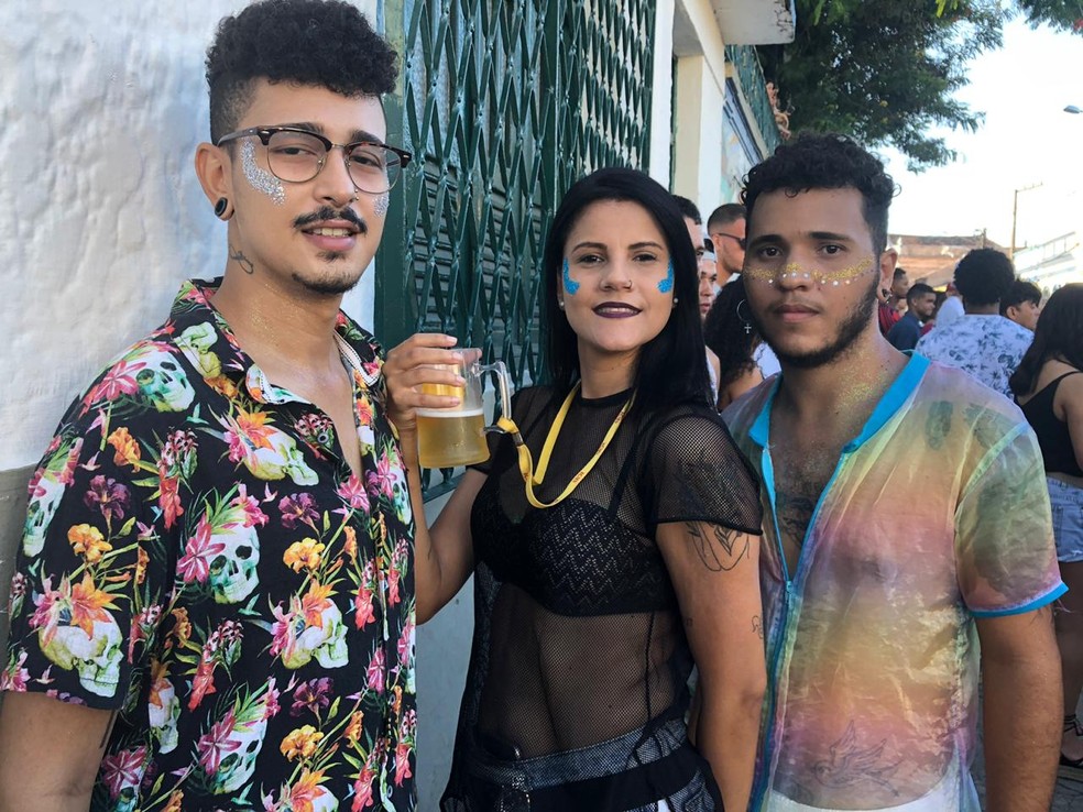Andria Diniz foi com os amigos curtir as prévias em Olinda, neste domingo (27) — Foto: Pedro Alves/G1