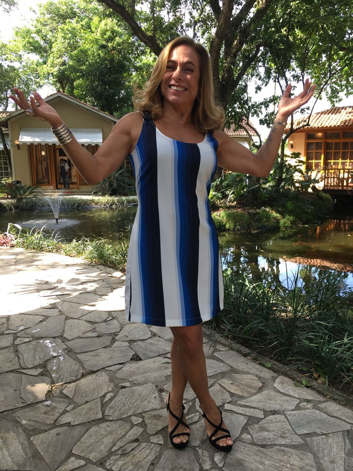 Cissa Guimarães aposta em vestido com listras verticais ...