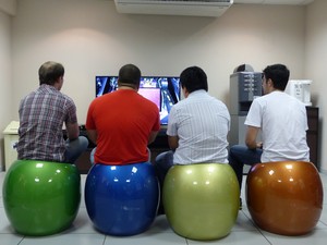 Funcionários de emrpesa de tecnologia da  informação de Curitiba podem jogar vídeogame quando quiserem (Foto: Bibiana Dionísio/ G1)