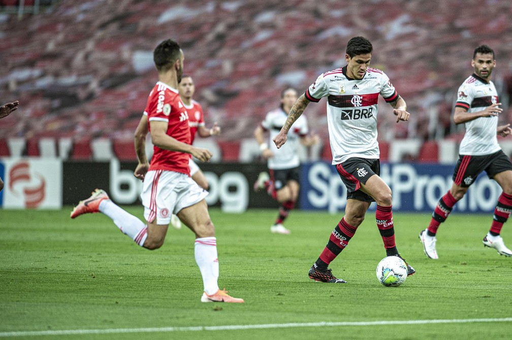 Pedro em ação em Inter x Flamengo  — Foto: Marcelo Cortes / CRF