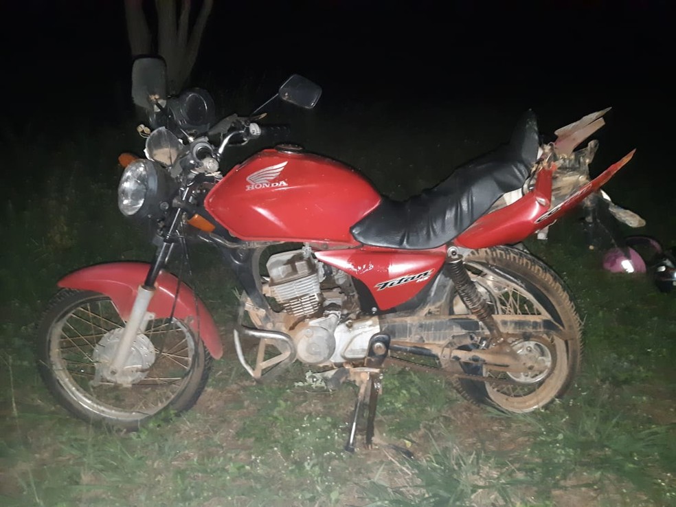 Casal morreu depois de ter a motocicleta atingida por uma caminhonete na BR-158 â€” Foto: PolÃ­cia RodoviÃ¡ria Federal de Mato Grosso/DivulgaÃ§Ã£o