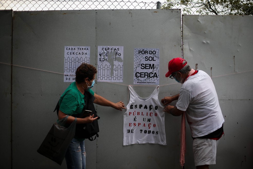 Grupo protesta contra gradeamento da Praça Pôr do Sol, na Zona Oeste de São Paulo. — Foto: FELIPE RAU/ESTADÃO CONTEÚDO