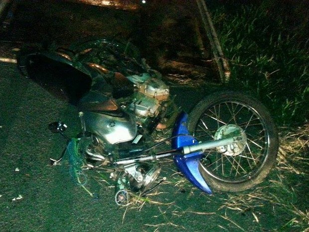 Condutor da motocicleta morreu e passageiro ficou gravemente ferido (Foto: PRF/Divulgação)