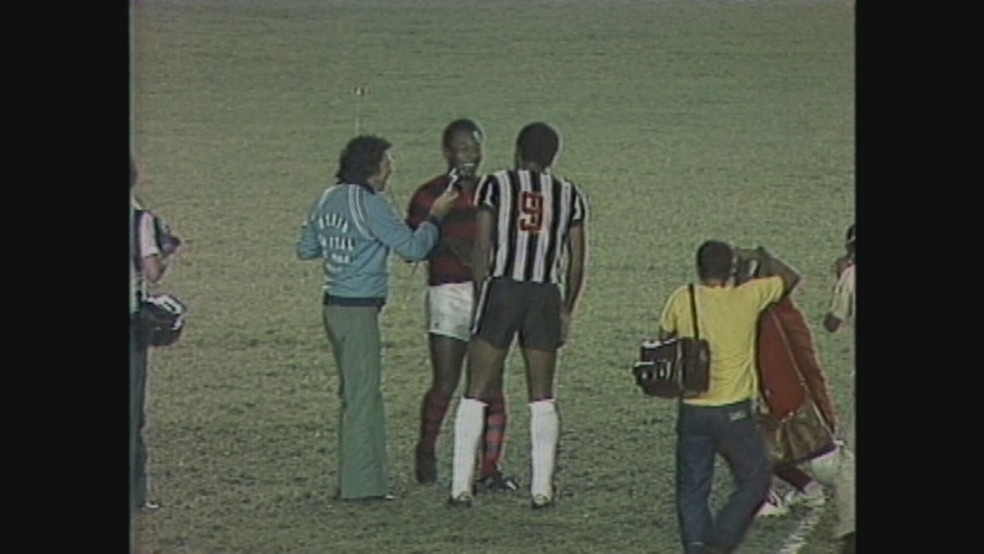 Flamengo x Atlético-MG em 1979, amistoso com Pelé em campo — Foto: Reprodução/TV Globo