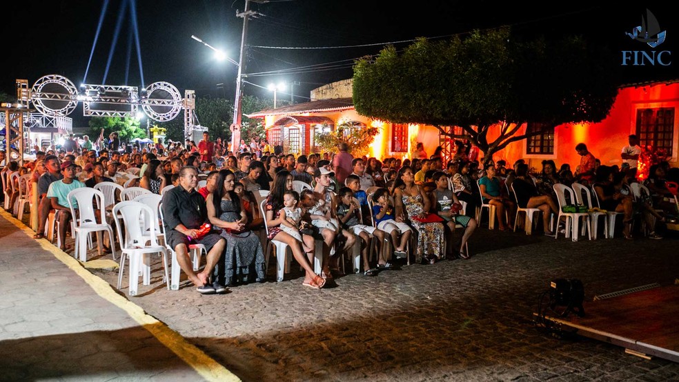 Público assiste a filmes durante a 10ª edição do Festival Internacional de Cinema de Baía Formosa  — Foto: Divulgação/FINC