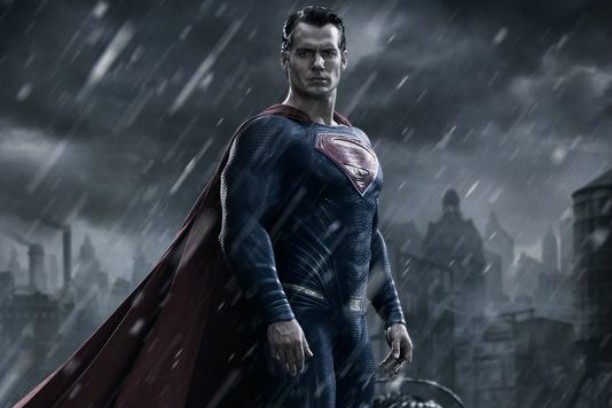 Henry Cavill em imagem oficial do Super-Homem em 'Batman v Superman: Dawn of Justice'. (Foto: Reprodução)