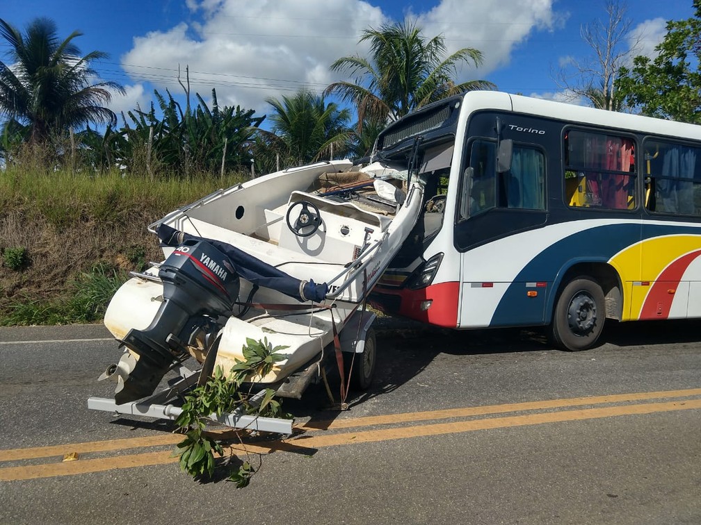 Lancha se desprendeu de carro e invadiu um ônibus no sul da Bahia — Foto: PRF/ Divulgação