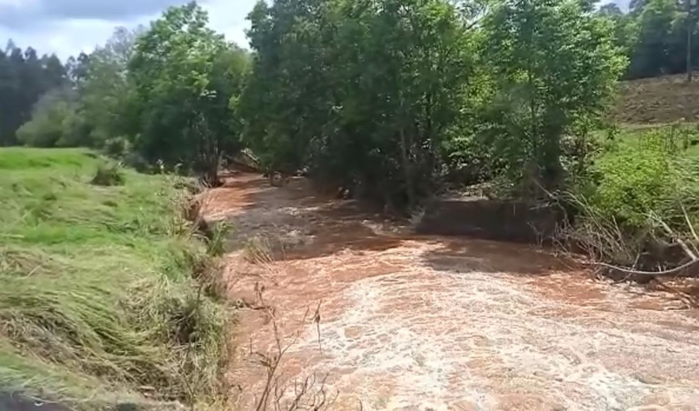 Corpo de menina desaparecida durante enxurrada em Pato Branco foi encontrado, nesta quinta-feira (13) — Foto: Leoni Antônio/PB Urgente