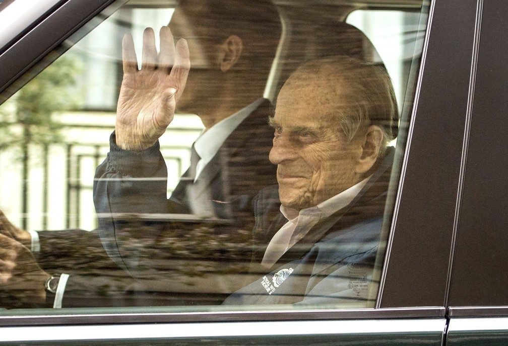 O príncipe Philip deixa o Hospital King Edward VII em Londres em foto de 13 de abril de 2018 — Foto: Dominic Lipinski/PA via AP
