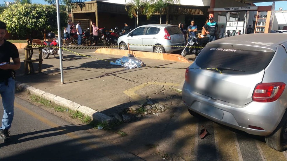 Segundo a polícia, o motociclista bateu no carro que entrava no posto (Foto: Polícia Civil/Divulgação)