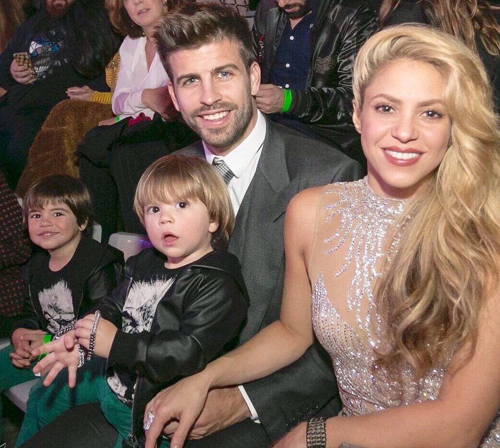 Shakira com os filhos e o marido, Gerard Piqué — Foto: Reprodução Instagram