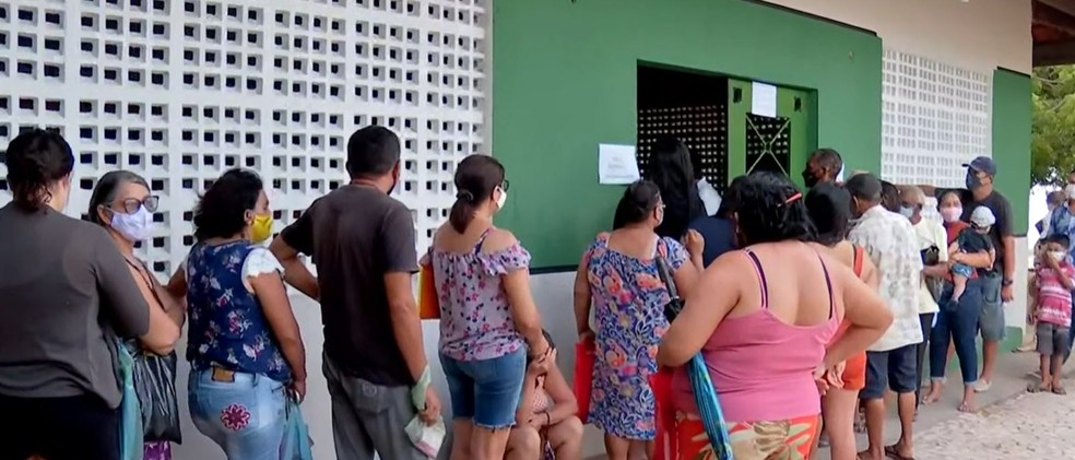 Moradores de Fortaleza fazem fila em CRAS da Barra do Ceará para tirar dúvidas sobre o Auxílio Brasil e atualizar Cadastro Único. — Foto: Reprodução 