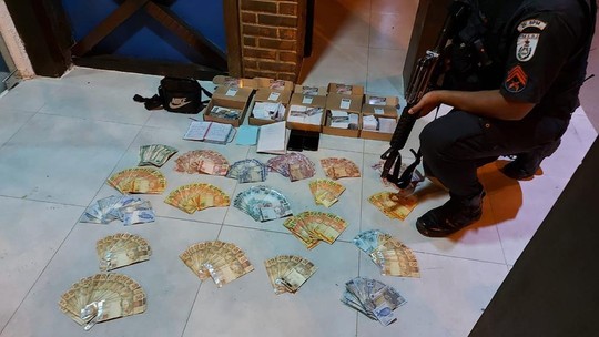 Polícia apreende carro roubado e material de agiotagem na Região Serrana Polícia apreende carro roubado e material de agiotagem na Região Serrana