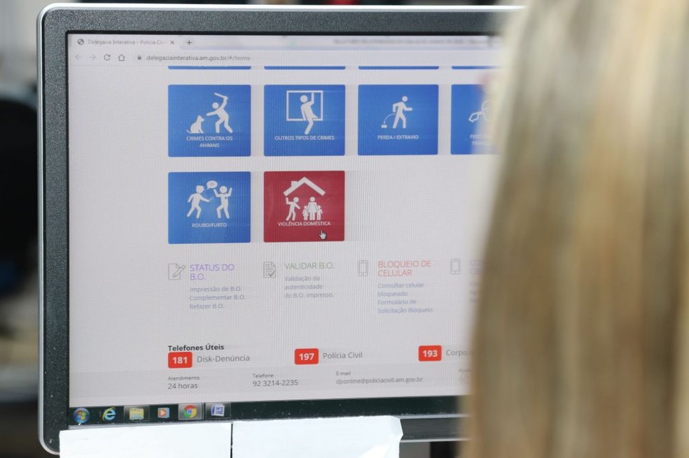 mulher pode preencher um formulário e registrar o Boletim de Ocorrência, por meio do computador, tablet ou smartphone. — Foto: Divulgação/PC AM