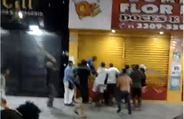 Dupla é detida após ser agredida por moradores em Salvador; vídeo mostra golpe de homem