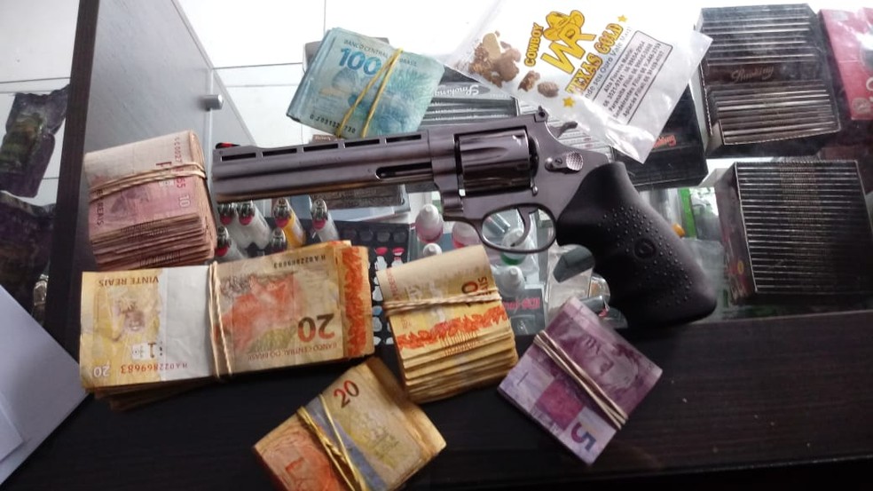 Arma, dinheiro e ouro apreendido na Operação Trypes — Foto: Polícia Federal de Mato Grosso/Assessoria