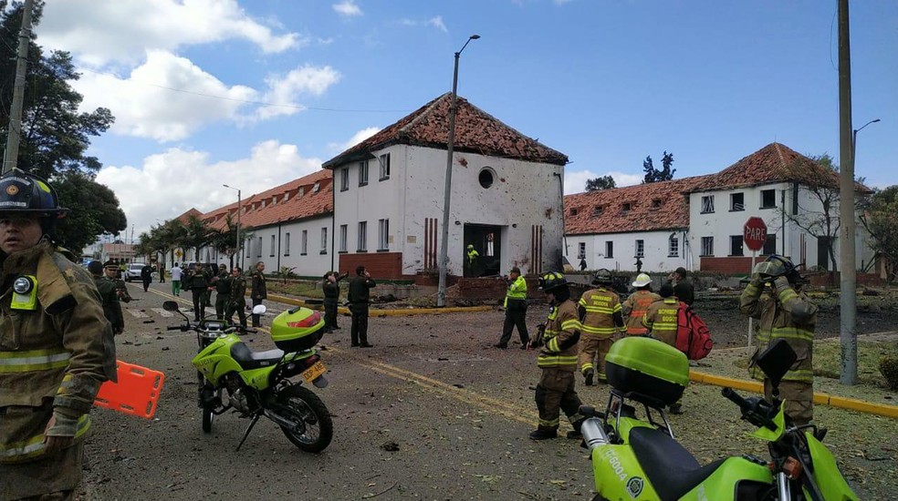 Serviços de emergência vão a academia da polícia em Bogotá em que carro explodiu nesta quinta-feira (17) — Foto: AP Photo