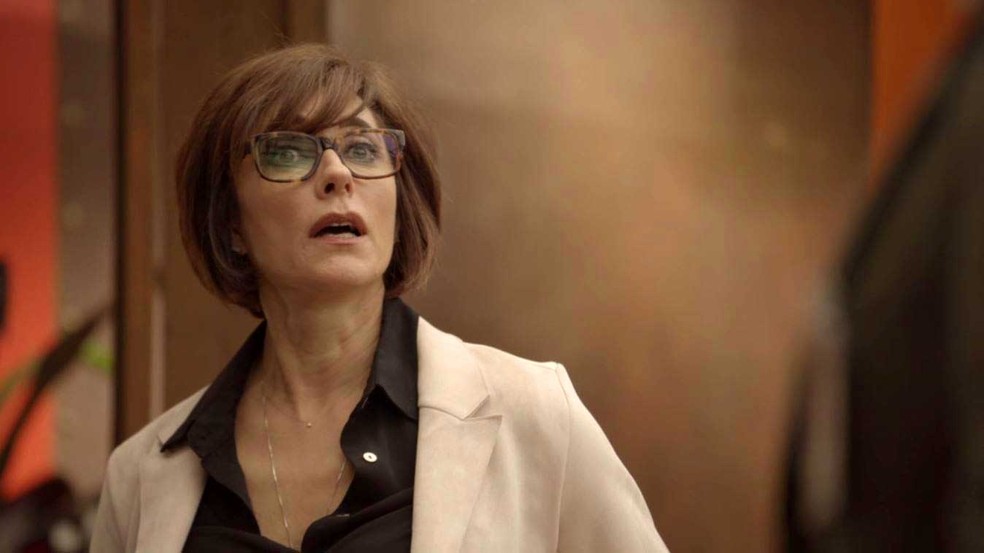 Carmen oferece dinheiro emprestado a Dom Sabino (Foto: Globo)