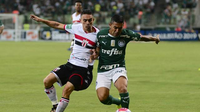 Dudu disputa lance na partida contra o Botafogo-SP