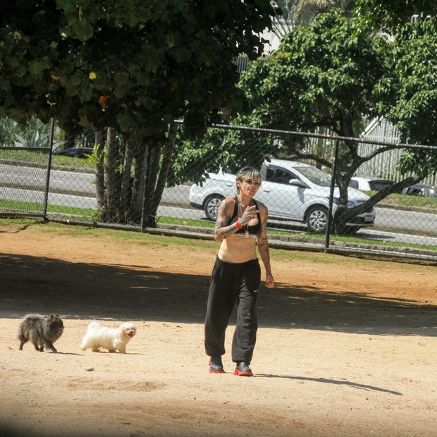 Cacá Werneck leva animais para passear no ParCão (Foto: Daniel Delmiro/AgNews)