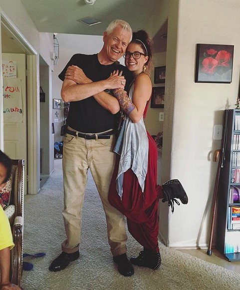 A atriz e modelo Alaina Meyer, noiva do ator Johnny Galecki, com o pai dela (Foto: Instagram)