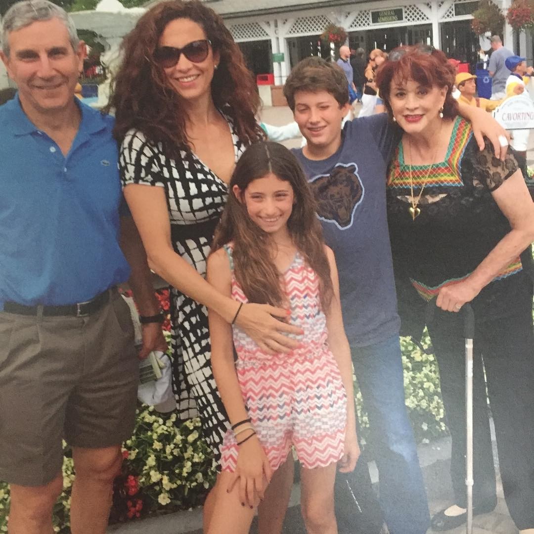 Cecilia Romo com a família no México (Foto: Reprodução/Instagram)