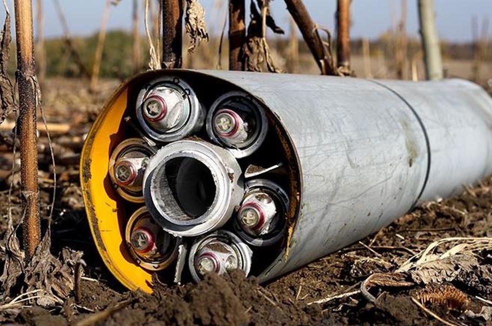 Restos de uma bomba de fragmentação não detonada no território ucraniano, em outubro de 2014 — Foto: Oleg Solvang/ Human Rights Watch