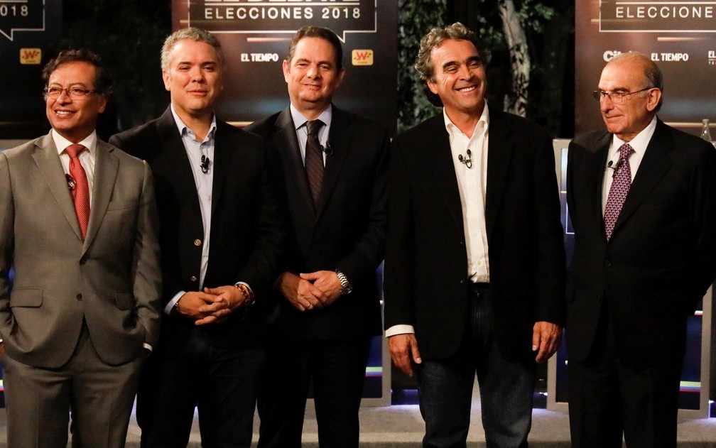 Candidatos à presidência da Colômbia durante debate: Gustavo Petro, Iván Duque, Germán Vargas Lleras, Sergio Fajardo e Humberto de la Calle (Foto: Henry Romero/Reuters)