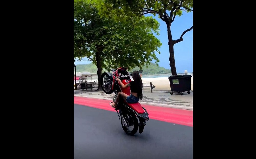 Influenciadora empina moto na Avenida Atlântica, em Balneário Camboriú — Foto: Reprodução/Redes sociais
