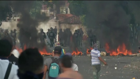 Manifestantes protestam na Venezuela após fechamento de fronteira com a Colômbia