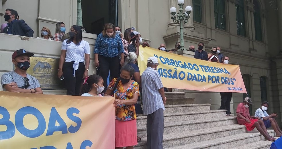  Apoiadores esperavam o gestor na porta da prefeitura. — Foto: Ravy Marques/TV Clube