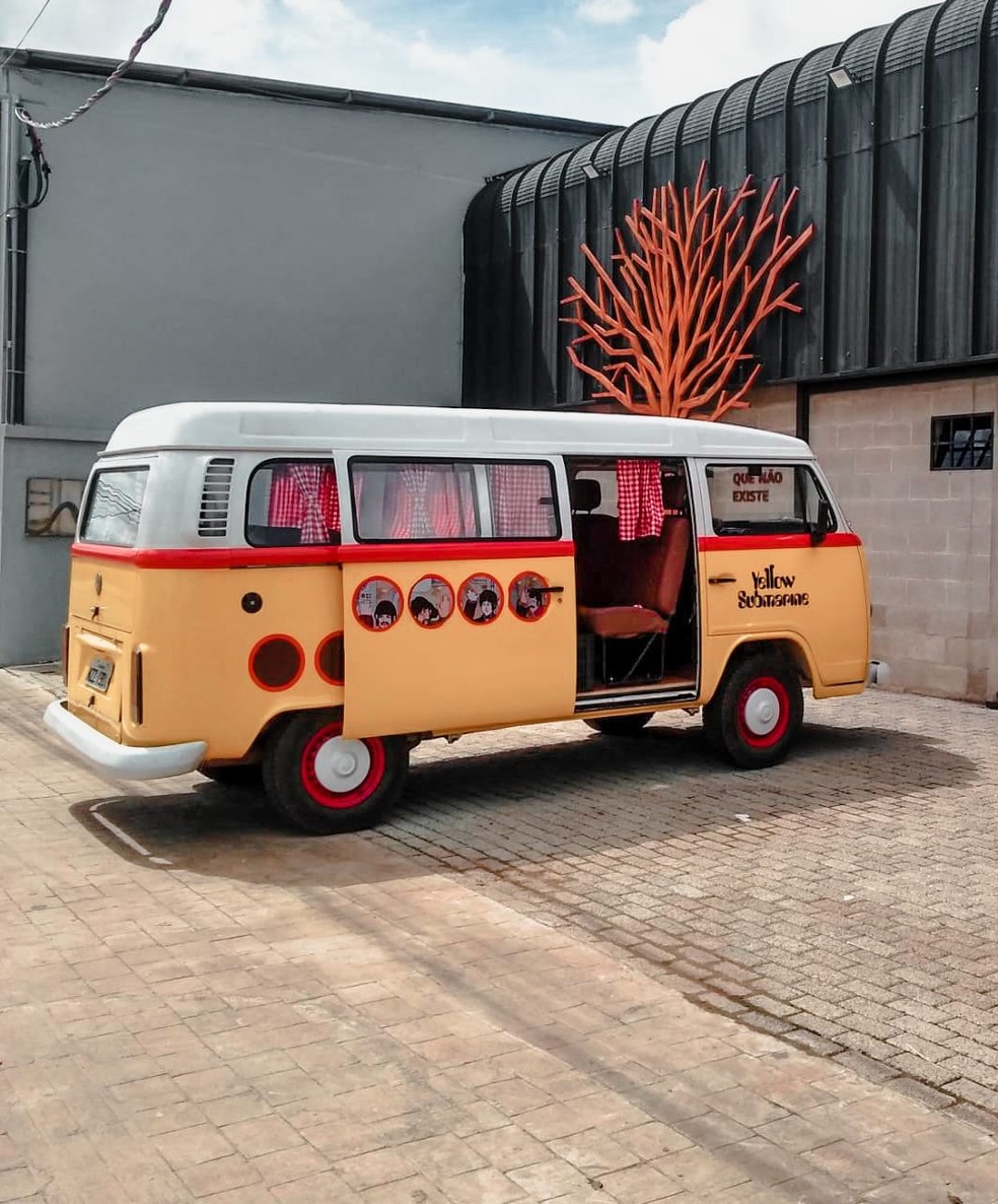 Foram dois meses até que o Yellow Submarine tomasse forma pelas mãos do casal  — Foto: Arquivo pessoal 