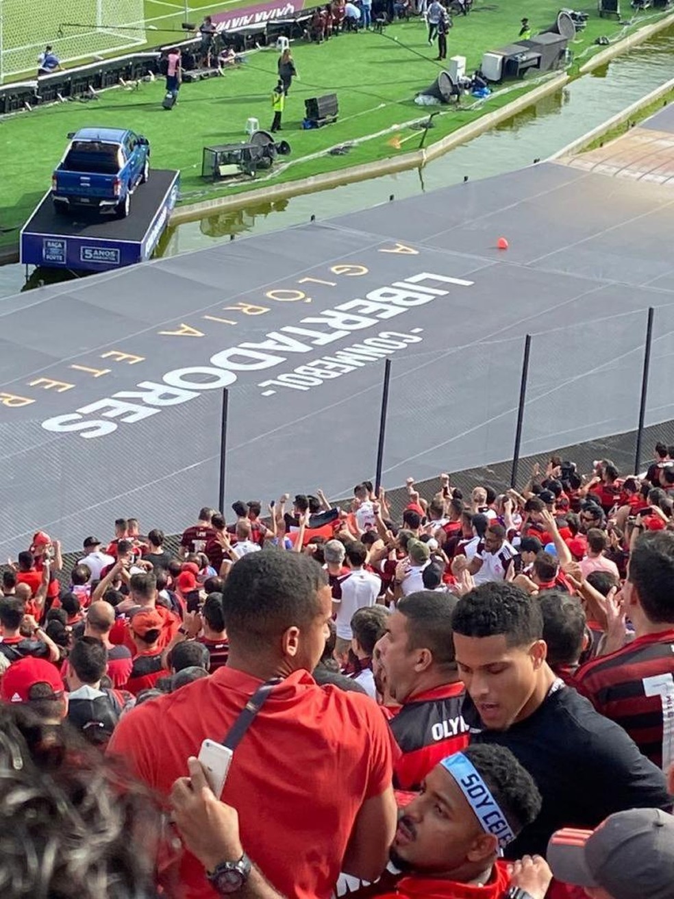 Jo&atilde;o Gomes e Gabriel Batista no meio da torcida em Montevid&eacute;u &mdash; Foto: Reprodu&ccedil;&atilde;o