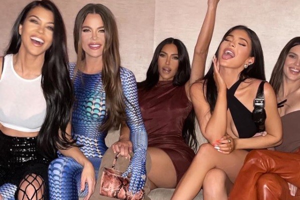 As cinco irmãs do clã Kardashian-Jenner reunidas antes de noite de festa (Foto: Instagram)