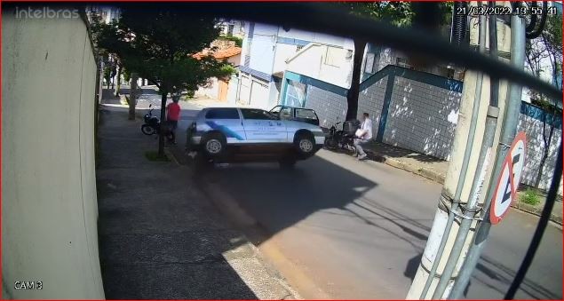 Carro 'voa' e quase atinge homem na Rua Jacarepaguá, em BH; VÍDEO