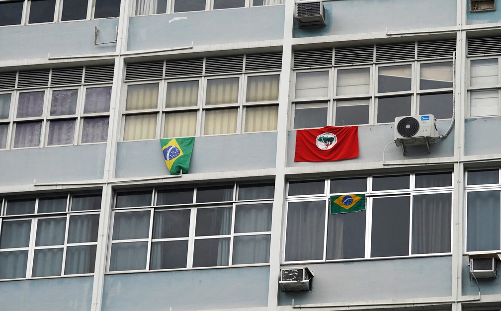 Janelas de prédio em Copacabana, Zona Sul do Rio de Janeiro, com as bandeiras do Brasil e do MST — Foto: Marcos Serra Lima